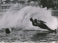 Antibes. Le slalom, Maxime Vazeille  P088-2 > Antibes 1962. Le slalom au ski nautique, Maxime Vazeille.