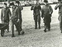65 LECH COUECOU  1965, Gravelle. Corvée (la brigade des feuilles ?) : à gauche : Lech, x, Couecou radio à l'oreille.