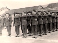 Hiver 1962-1963. il “fait” -5°, ce qui explique beaucoup de mimiques désapprobatrices. Cap. Bahuaud, Darras, Tijou, Bouvet, Veyrat, Vidal, Wadoux, Bodin, Broutet, Buhl, Bornet, x.