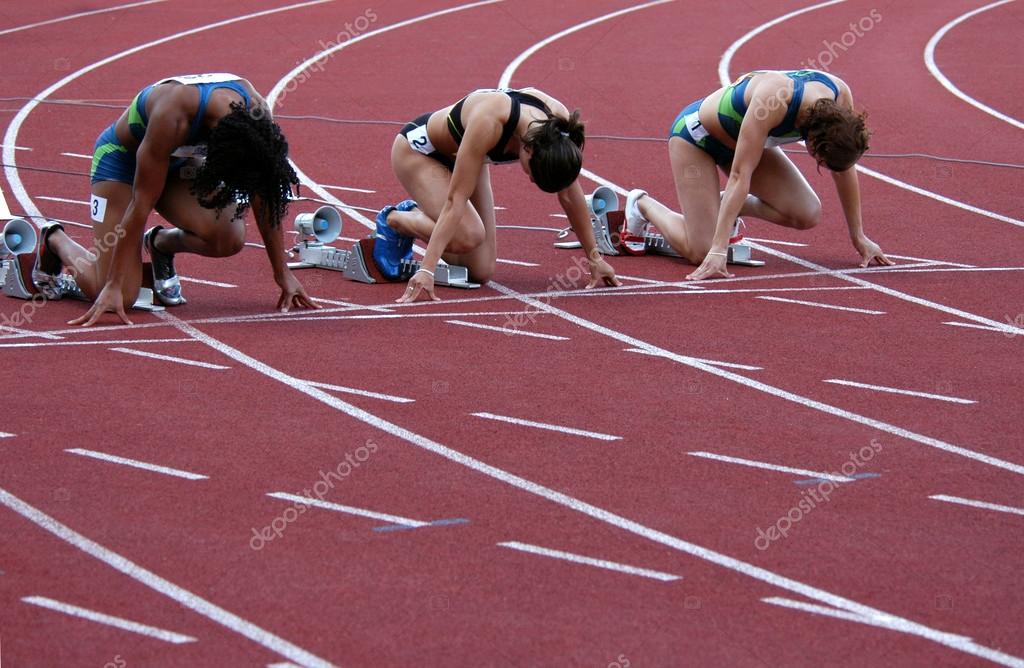 Stade d’athlétisme décoré pour une grande compétition internationale