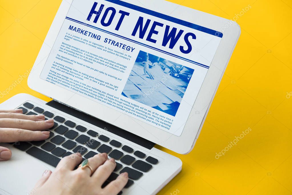 Journaliste préparant un article avec des données de performances