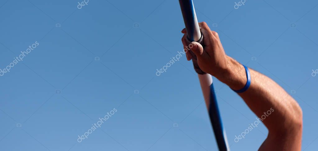 Lanceur de javelot en action sur un stade
