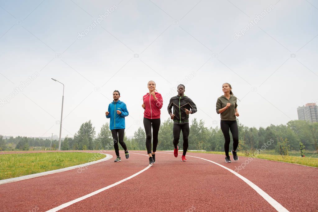 Athlète multi-épreuves courant sur une piste