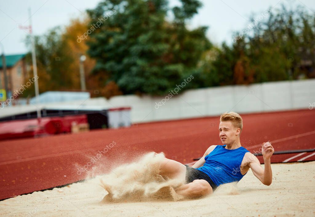 Athlète célébrant un record sur la piste
